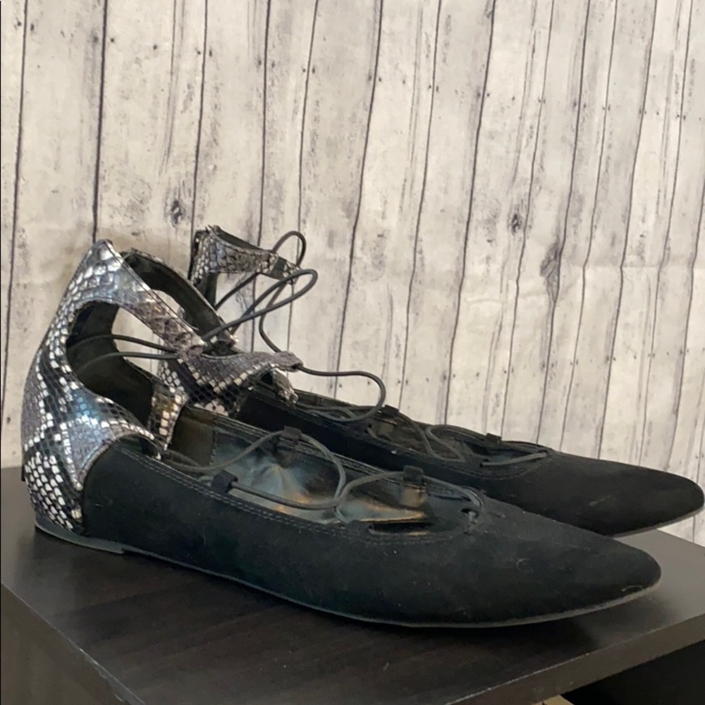Jennifer Lopez Lace Up Flats 9.5 M Black and White Snakeskin Zip Up Back